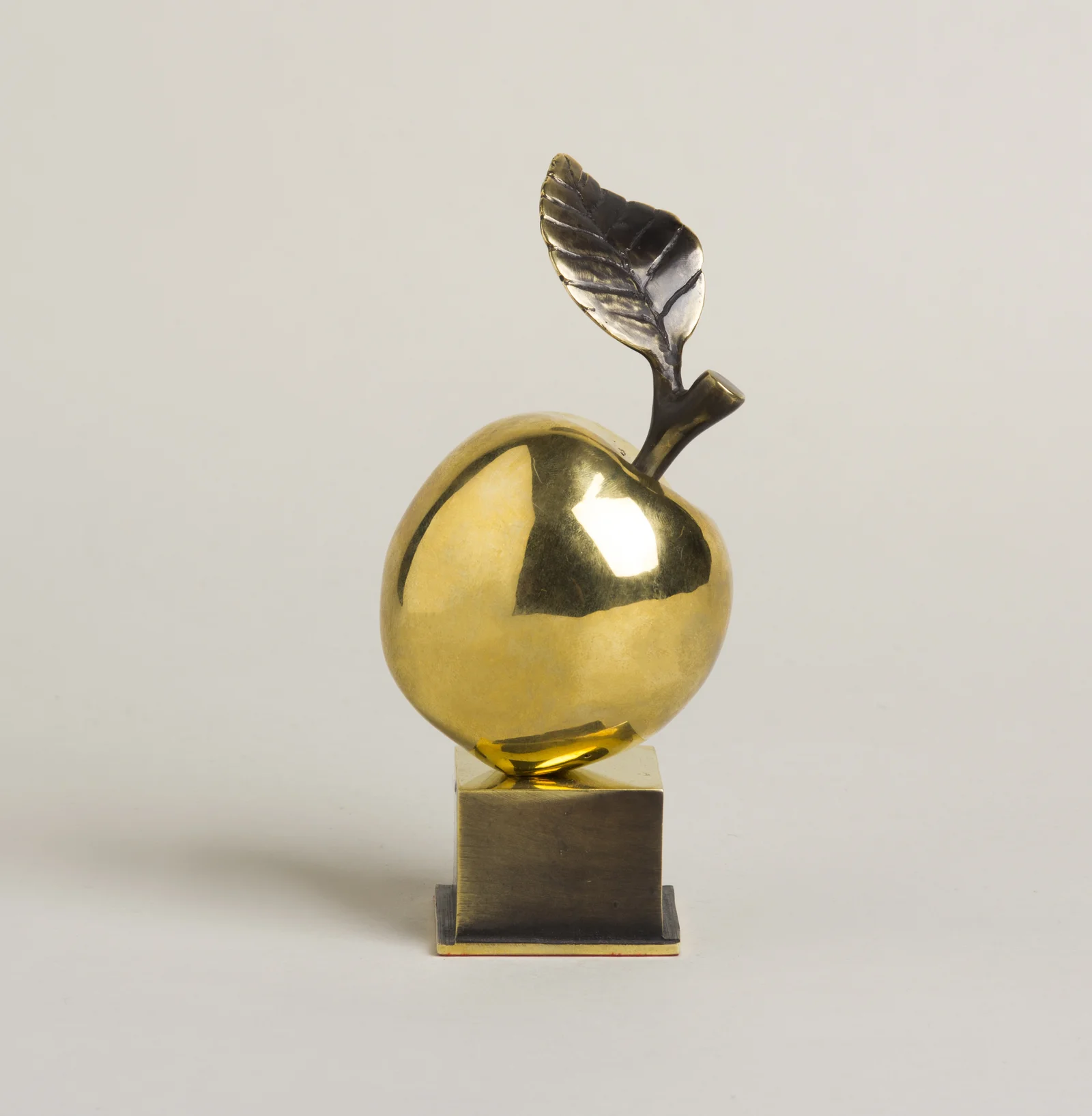 Apple — bronze sculpture by Veaceslav Jiglitski