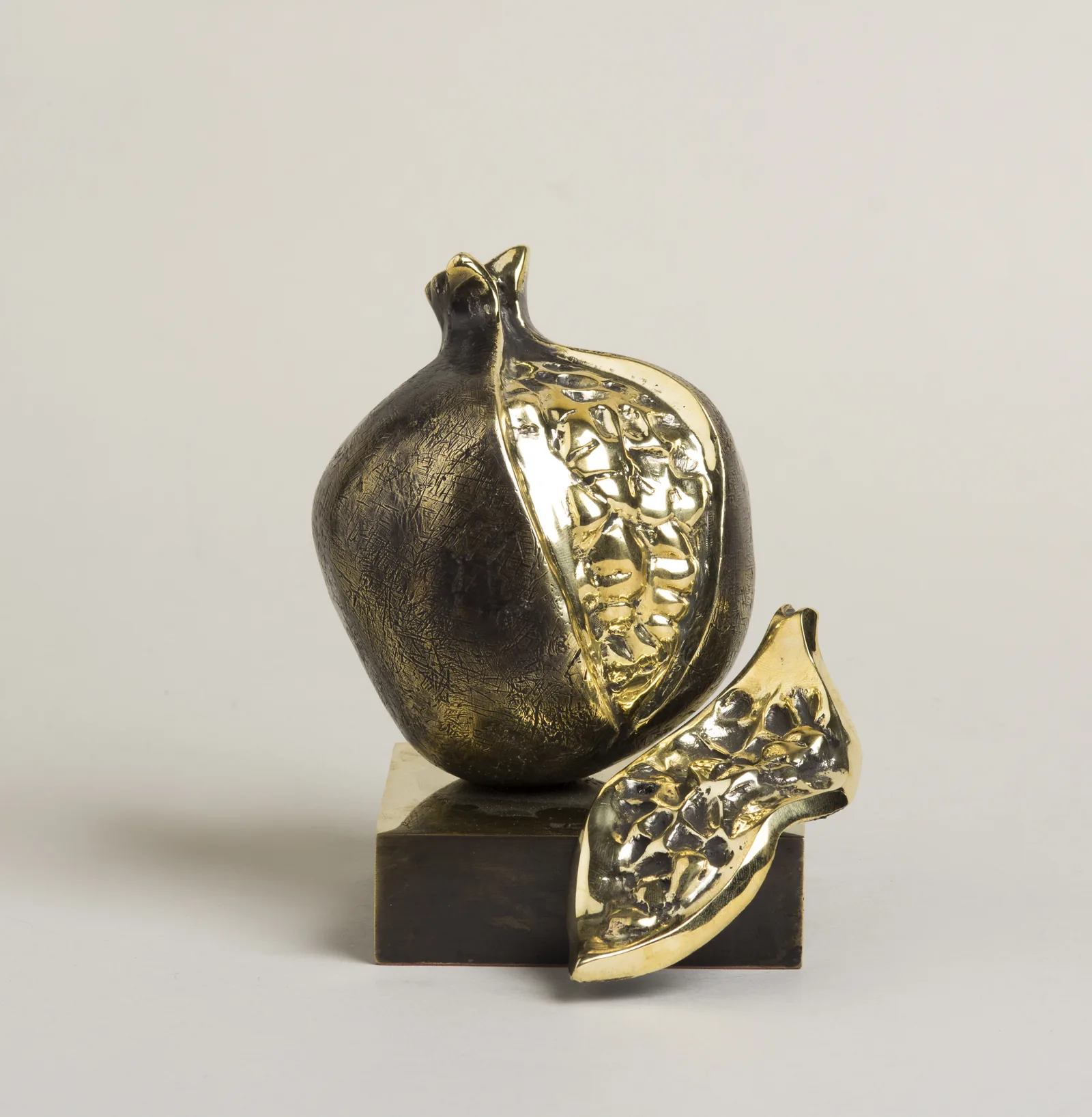 Pomegranate — bronze sculpture by Veaceslav Jiglitski